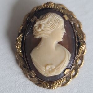 Vintage Hand Carved Natural Shell Cameo Brooch Pin
